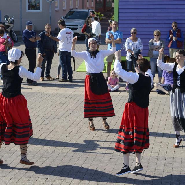Danses traditionnelle basques, place Charles de Gaulle, Saint-Pierre, le 16 juillet 2016