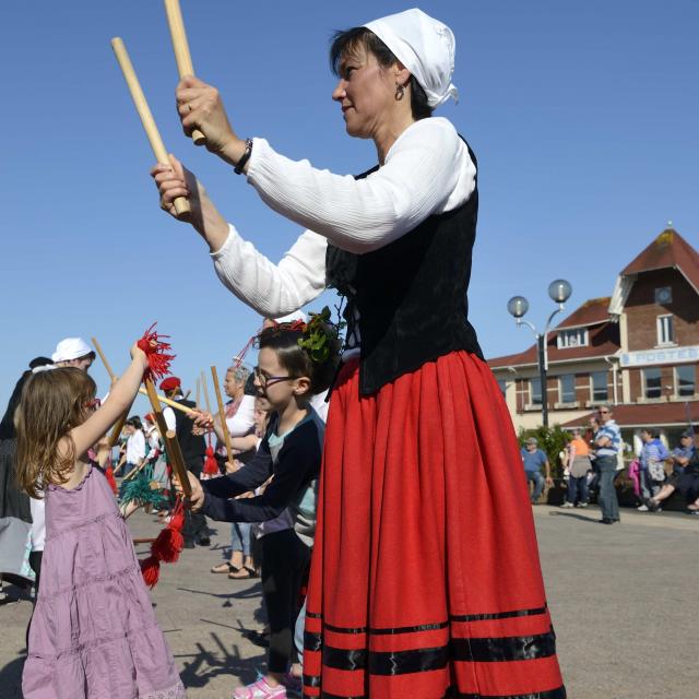 Danses traditionnelle basques, place Charles de Gaulle, Saint-Pierre, le 16 juillet 2016