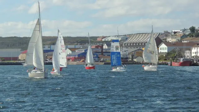 Voiliers naviguant dans le port de Saint-Pierre, devant les bâtiments du front de mer